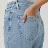 Alexis Slight Barrel Jean Light Wash Verse